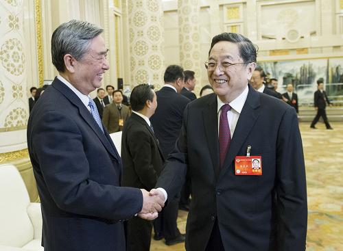 3月12日,中共中央政治局常委、全國政協主席俞正聲親切會見正在北京人民大會堂進行兩會新聞報道的中央主要新聞媒體負責同志和工作人員,向所有參加兩會報道的新聞工作者表示誠摯的慰問和衷心的感謝。這是俞正聲與新華社社長李從軍握手。新華社記者 黃敬文 攝
