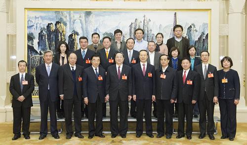 3月12日,中共中央政治局常委、全國政協主席俞正聲親切會見正在北京人民大會堂進行兩會新聞報道的中央主要新聞媒體負責同志和工作人員,向所有參加兩會報道的新聞工作者表示誠摯的慰問和衷心的感謝。新華社記者 黃敬文 攝