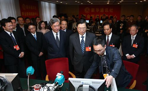3月12日,中共中央政治局常委、全國人大常委會委員長張德江在北京人民大會堂看望參加十二屆全國人大二次會議新聞報道工作的中央主要媒體負責(zé)人和工作人員,代表大會主席團向所有參加人大會議報道的新聞工作者表示誠摯慰問和衷心感謝。這是張德江來到設(shè)在人民大會堂內(nèi)的新華社兩會新聞報道中心,看望采編和技術(shù)人員,并觀看新華社兩會集成報道和新華網(wǎng)專題報道演示。新華社記者 龐興雷 攝