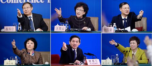 2014年兩會期間各場記者會上的主持人風(fēng)采(拼版照片)。3月13日,隨著第十二屆全國人民代表大會第二次會議在北京人民大會堂舉行閉幕會,2014年全國兩會勝利閉幕。在兩會期間,記者用鏡頭記錄了各場記者會上的主持人風(fēng)采,標(biāo)準(zhǔn)的“點(diǎn)名”手勢,犀利的眼神,給現(xiàn)場記者留下深刻印象。新華社記者 王鵬 攝