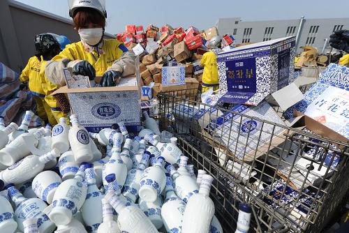 3月14日,工作人員在拆分將要銷毀的假酒制品。當日,南京市工商局在南京環(huán)務(wù)資源再生科技有限公司采用環(huán)保、無害化的方式,公開銷毀12類160余個品種、價值金額達420余萬元的假冒偽劣商品。新華社記者 韓瑜慶 攝