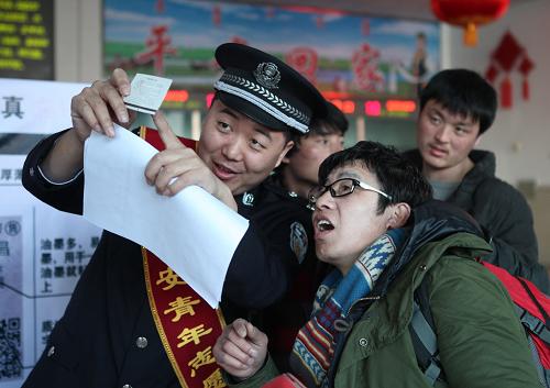 3月14日,內(nèi)蒙古通遼火車站鐵警羅景新在候車室為旅客講解識(shí)別假火車票的方法。當(dāng)日,通遼鐵路公安處鐵警在火車站候車室設(shè)立咨詢臺(tái),現(xiàn)場(chǎng)教旅客如何識(shí)別真假火車票,迎接“3·15”消費(fèi)者權(quán)益保護(hù)日的到來。新華社發(fā)(宮文波 攝)