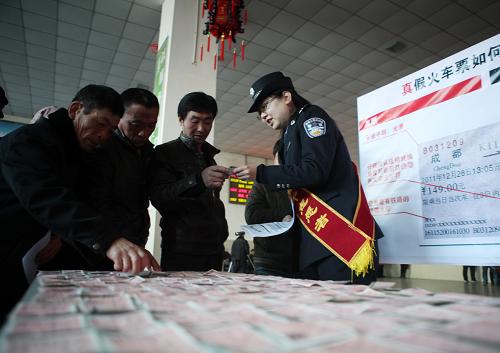 3月14日,內(nèi)蒙古通遼火車站鐵警王海橙在候車室為旅客講解識(shí)別假火車票的方法。新華社發(fā)(宮文波 攝)