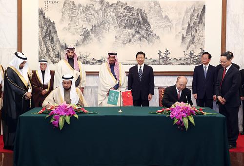 3月14日,中國(guó)國(guó)家副主席李源潮在北京與沙特王儲(chǔ)兼副首相、國(guó)防大臣薩勒曼舉行會(huì)談。這是會(huì)談后,李源潮與薩勒曼共同出席質(zhì)檢、投資、空間科技等領(lǐng)域文件簽字儀式。新華社記者 丁林 攝
