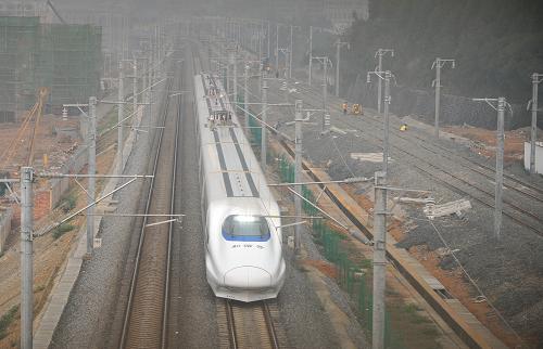 3月19日,一列動車在南廣鐵路廣西段試行駛。 當日,南廣鐵路廣西段(南寧至梧州)進入滿圖試運行階段,為4月份正式開通營運做最后沖刺準備。 南廣鐵路西起廣西南寧市,東至廣州南站。線路全長577.1公里,其中廣西段349.8公里,廣東段227.3公里,設計最高時速250公里/小時。 新華社記者 黃孝邦 攝