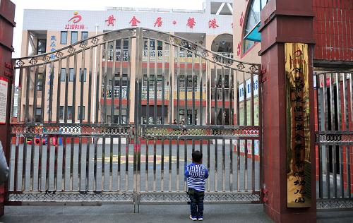 3月19日,一名由家人陪同的孩子來到涉事的馨港幼兒園(家長(zhǎng)未在畫面中)。3月18日下午7時(shí)許,湖北省宜昌市夷陵區(qū)召開馨港幼兒園家長(zhǎng)通氣會(huì),確認(rèn)馨港幼兒園購買、使用過“病毒靈”。目前該園園長(zhǎng)、副園長(zhǎng)已被刑事拘留。新華社記者 肖藝九 攝