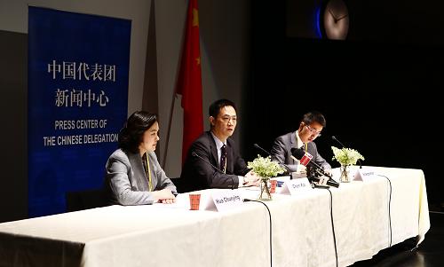 3月24日,中國軍控與裁軍協(xié)會秘書長陳凱(中)在荷蘭海牙介紹中國核安全政策。當(dāng)日,中國軍控與裁軍協(xié)會秘書長陳凱在荷蘭海牙向中外媒體介紹中國政府的核安全政策時表示,中國政府高度重視核安全,堅決反對核恐怖主義,確保了中國核材料安全、可控。新華社記者 殷剛 攝