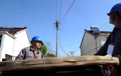 4月2日,安徽郎溪供電公司工作人員在郎溪縣飛鯉鎮(zhèn)王村架設電力線路。近年來,隨著農(nóng)村用電需求大幅增長,安徽省加大針對農(nóng)村電網(wǎng)的改造。據(jù)了解,2014年安徽省將投資46.72億元用于建設農(nóng)村電網(wǎng),解決農(nóng)村用電難題。新華社記者 劉軍喜 攝