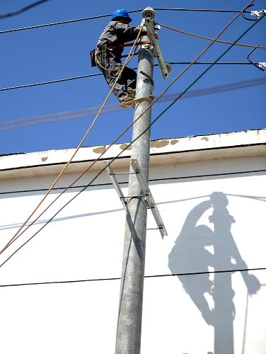 4月2日,安徽郎溪供電公司工作人員在郎溪縣飛鯉鎮(zhèn)王村架設電力線路。新華社記者 劉軍喜 攝