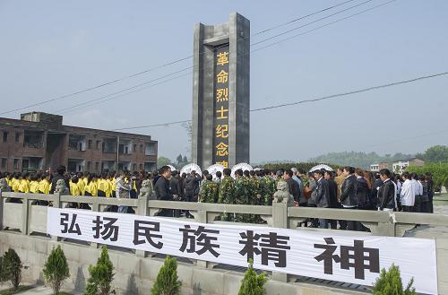 4月2日,社會各界人士來到重慶市江津區(qū)永興烈士陵園祭奠先烈。當(dāng)日,重慶市江津區(qū)永興烈士陵園在清明節(jié)前開展散葬烈士墓集中遷葬儀式,將14名英勇獻(xiàn)身的革命先烈遺骸集中遷葬于此。新華社記者 陳誠 攝