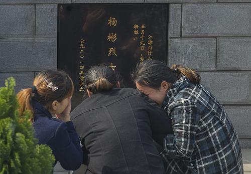 4月2日,重慶市江津區(qū)永興烈士陵園,幾位家屬在祭奠烈士。新華社記者 陳誠 攝