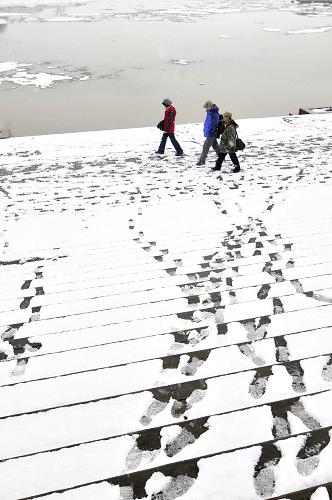 4月3日,行人在雪后的黑龍江省牡丹江市江濱公園行走。當(dāng)日,受大范圍冷空氣東移影響,黑龍江省東部城市牡丹江迎來降雪天氣。新華社發(fā)(張春祥 攝)