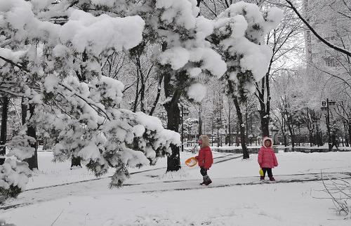 4月3日,在黑龍江省牡丹江市一處公園,小朋友在雪地中玩耍。新華社發(fā)(張春祥 攝)