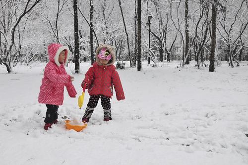 4月3日,在黑龍江省牡丹江市一處公園,小朋友在雪地中玩耍。新華社發(fā)(張春祥 攝)