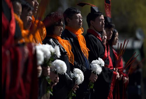 4月3日,在沈陽(yáng)南湖公園,市民手持白菊花,緬懷先烈。當(dāng)日,遼寧沈陽(yáng)舉行“我們的節(jié)日·清明”沈城市民文明祭祀公益活動(dòng),祭奠為沈陽(yáng)解放、發(fā)展付出生命的先烈和當(dāng)代英雄。鮮花替代燒紙,文明改變陋習(xí),環(huán)保、文明、節(jié)約的祭祀形式在沈陽(yáng)漸成風(fēng)尚。新華社記者 李鋼 攝