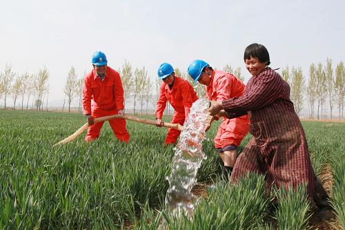 4月2日,春灌服務隊幫助嘉祥縣武翟山村村民灌溉麥苗。目前正是山東嘉祥縣80余萬畝小麥春灌的關鍵時期,國家電網(wǎng)嘉祥縣供電公司組織17支春灌服務隊深入田間地頭,為全縣范圍內(nèi)的排灌站、農(nóng)灌井及個人電水泵檢查安全用電隱患,消除用電設備缺陷,排解群眾春灌用電難題,助力農(nóng)田灌溉生產(chǎn)工作。新華社發(fā)(王者東 攝)