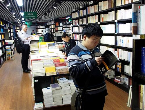 4月3日,讀者在上海市淮海路上的一家書店閱讀書籍。自2012年起,上海連續(xù)3年從新聞出版業(yè)專項資金中撥款2350萬元,扶持實體書店和出版物發(fā)行網(wǎng)點建設。目前扶持項目已經(jīng)取得明顯成效,一批實體書店紛紛“殺”回寸土寸金的黃金地段。新華社記者 陳飛 攝