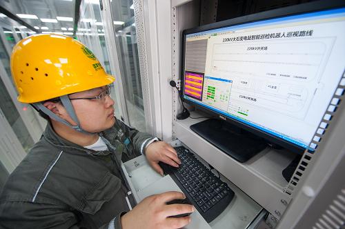 4月3日,220千伏大石智能變電站設備控制室內,技術人員操作電腦控制巡檢機器人的巡檢線路。當日,在國家電網重慶電力公司220千伏大石智能變電站內,重慶市首臺變電站智能巡檢機器人正式投入運行,機器人擁有紅外線熱像儀和可見光攝像機,代替人工對該變電站進行晝夜全天候的設備巡視。新華社記者 劉潺 攝