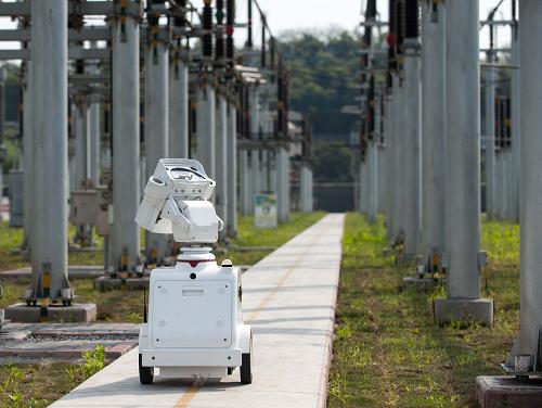4月3日,變電站智能巡檢機器人在220千伏大石智能變電站內進行巡檢作業(yè)。新華社記者 劉潺 攝