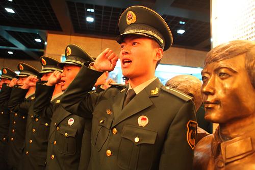 4月4日,武警邊防部隊(duì)烏魯木齊指揮學(xué)校的學(xué)員們莊嚴(yán)宣誓。當(dāng)日,武警邊防部隊(duì)烏魯木齊指揮學(xué)校的兩百余名學(xué)員在武警新疆邊防總隊(duì)警史館開展“清明祭英烈 筑牢戍邊魂”主題黨日活動(dòng)。通過(guò)這一活動(dòng),學(xué)員們更加堅(jiān)定了扎根邊防,奉獻(xiàn)邊疆的決心。新華社發(fā)(魏婧 攝)