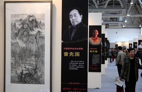 4月18日,觀眾在參觀展出作品。當日,第四屆中國畫節(jié)在山東濰坊開幕。本次中國畫節(jié)由中國美協(xié)中國畫藝委會全體成員展、山東工筆畫學(xué)會第二屆會員精品展、“扇扇來風(fēng)”中國畫扇面特色展、海外中國畫名家邀請展等多個展區(qū)組成。新華社記者 朱崢 攝