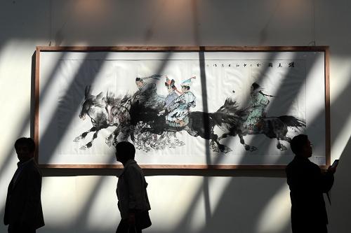 4月18日,觀眾在參觀展出作品。新華社記者 朱崢 攝