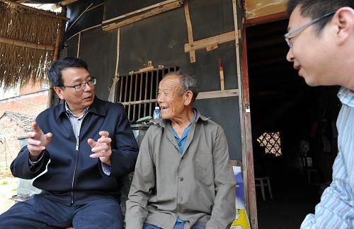 福建寧德福鼎市黨員干部在佳陽(yáng)畬族鄉(xiāng)佳陽(yáng)村無(wú)住房困難黨員藍(lán)清營(yíng)(中)家中了解情況(4月17日攝)。新華社記者 林善傳 攝
