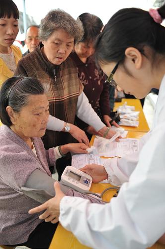 4月18日,福建寧德福鼎市組織醫(yī)務(wù)人員免費(fèi)為崳山鎮(zhèn)魚鳥村村民測(cè)量血壓。新華社記者 林善傳 攝