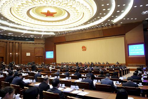 4月21日,十二屆全國人大常委會(huì)第八次會(huì)議在北京人民大會(huì)堂開幕。張德江委員長主持會(huì)議。新華社記者 張鐸 攝