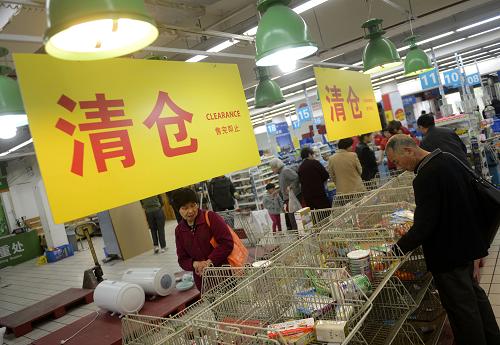 沃爾瑪杭州朝暉店內(nèi)“清倉”處理商品(4月22日攝)。新華社記者韓傳號攝