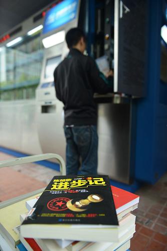 4月22日,杭州圖書館浣紗分館的工作人員向“24小時微型圖書館”存放圖書。 新華社發(fā)(龍巍 攝)