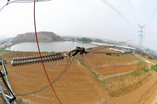 4月23日,冀北秦皇島供電公司員工在檢查220千伏深(深河)吳(吳莊)高速鐵路輸電線路。新華社記者楊世堯攝