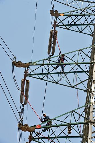 4月23日,冀北秦皇島供電公司員工在檢查220千伏深(深河)吳(吳莊)高速鐵路輸電線路。新華社記者楊世堯攝