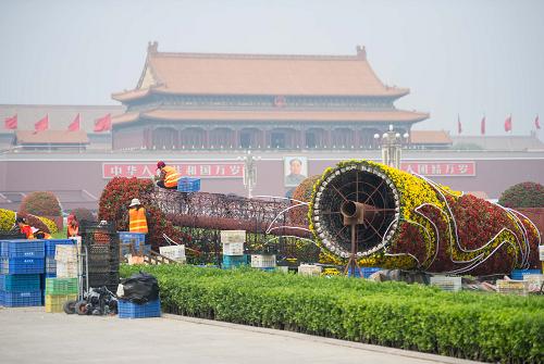 4月23日,工人在北京天安門廣場西側(cè)綠化帶擺花。新華社記者羅曉光攝