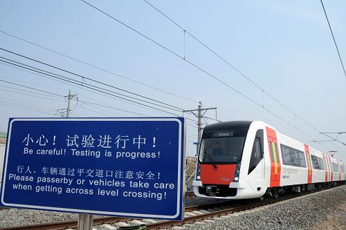 4月24日,中國首列市域快軌車輛在長春客車股份有限公司廠區(qū)內試運行。新華社記者林宏攝