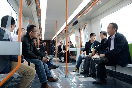 4月24日,客商在中國首列市域快軌車內體驗。新華社記者林宏攝