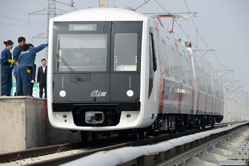 4月24日,中國首列市域快軌車輛在長春客車股份有限公司廠區(qū)內試運行。新華社記者林宏攝