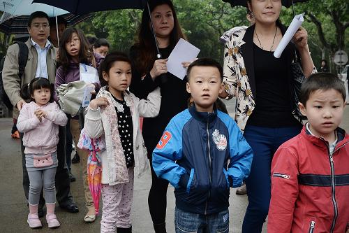 5月10日,小朋友們在家長的陪同下排隊等候參加上海世界外國語小學的面談日活動。當日,上海民辦小學舉行招生統(tǒng)一面談。為遏制過熱的民辦中小學擇校問題,上海市教委宣布“限令”:今年上海民辦小學限報兩所并集中一天面談,競賽證書不再具有參考價值,面談過程首度對媒體開放,由專項督導隊伍進行全程督導。新華社發(fā)