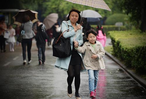 5月10日,一名家長陪同孩子剛剛結束在上海世界外國語小學的面談。新華社發(fā)