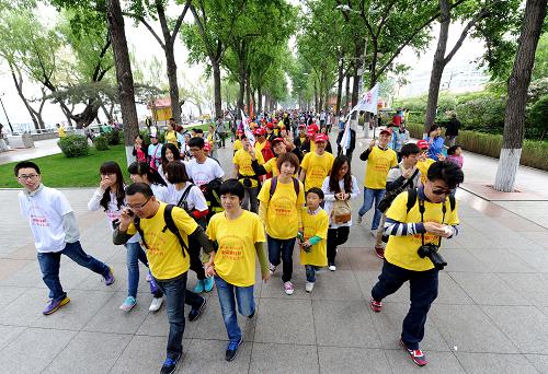 5月17日,市民在進(jìn)行徒步走活動。新華社記者 王松 攝