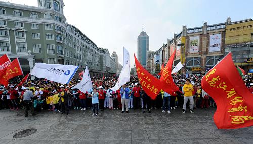 5月17日,參與群眾在哈爾濱市防洪紀(jì)念塔廣場集結(jié)。當(dāng)日,黑龍江省各地市同時鳴鑼進(jìn)行群眾徒步大賽,官方統(tǒng)計此次活動參與人數(shù)超過十萬人。本次活動以“同一主題同一時間、覆蓋區(qū)域最廣徒步”為條件,申報了上海大世界吉尼斯“中國之最”。新華社記者 王松 攝