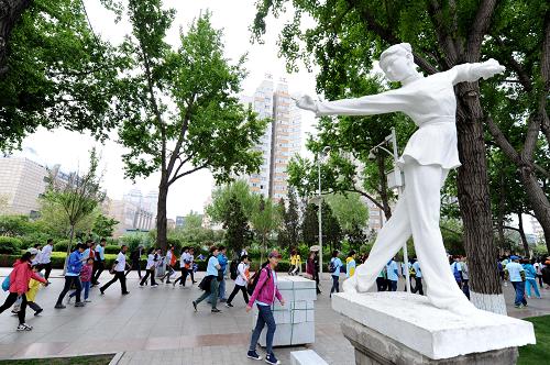 5月17日,市民在進(jìn)行徒步走活動。新華社記者 王松 攝
