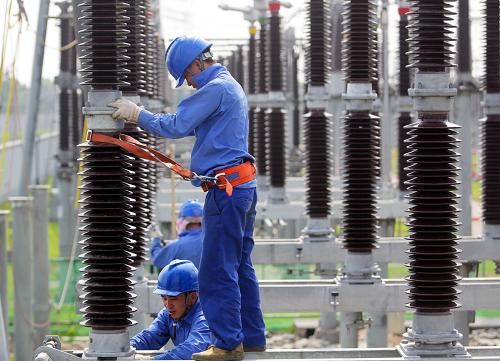 6月6日,寧波供電公司工作人員在安裝設備支撐瓷瓶。新華社發(fā)(解葆青攝)