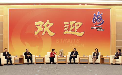 這是開(kāi)幕式前,俞正聲會(huì)見(jiàn)參加論壇的部分兩岸嘉賓和主辦單位代表。新華社記者丁林?jǐn)z
