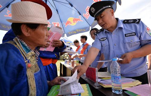 6月15日,額吉淖爾鎮(zhèn)草原監(jiān)理所的工作人員在為牧民解答有關(guān)法規(guī)知識。新華社記者 任軍川 攝