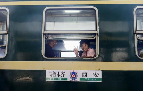 6月18日,游客們在長安號·絲綢之路旅游專列上等待火車駛出。新華社記者 劉瀟 攝
