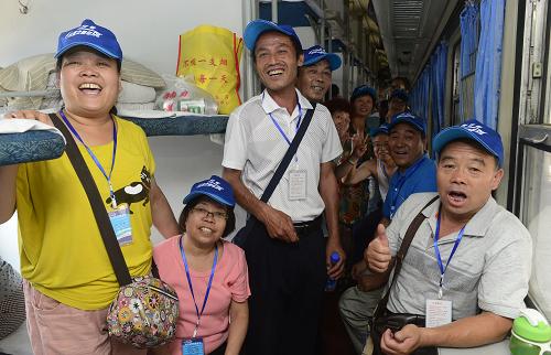 6月18日,游客們在長安號·絲綢之路旅游專列上。當(dāng)日,近600名游客在陜西西安火車站登上首發(fā)的長安號·絲綢之路旅游專列。長安號·絲綢之路旅游專列歷時11天,游客從西安出發(fā),經(jīng)敦煌到達(dá)烏魯木齊,后從吐魯番返回西安,游覽敦煌、莫高窟、鳴沙山、月牙泉、吐魯番、葡萄溝、天山天池、喀納斯等名勝。未來,線路還將進(jìn)一步延伸至國外。新華社記者 劉瀟 攝