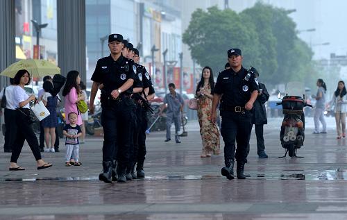 6月16日,南京市公安局特警支隊隊員在南京河西萬達廣場巡查。新華社記者 沈鵬 攝