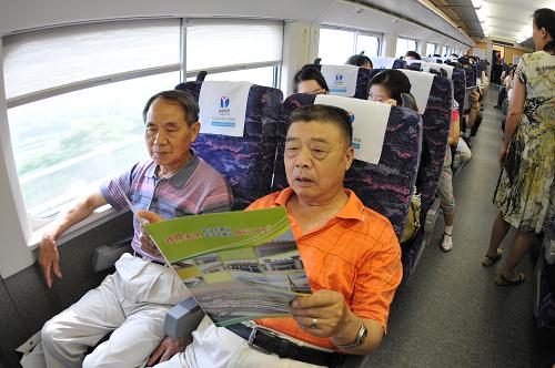 6月18日,旅客乘坐首趟武漢至黃岡的城際列車。新華社發(fā)(王強(qiáng) 攝)