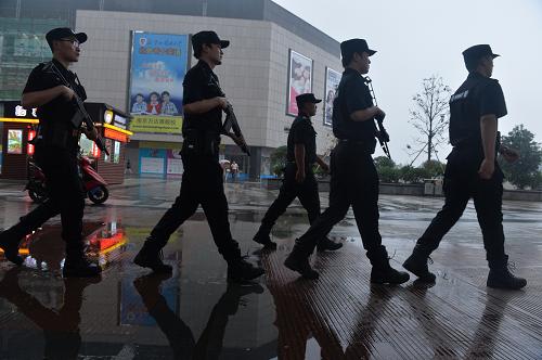 6月16日,南京市公安局特警支隊隊員在南京河西萬達廣場巡查。今年3月以來,江蘇省公安廳部署全省公安機關(guān)組織社會面武裝巡邏工作。全省公安機關(guān)梳理確定了965個人員密集、治安復(fù)雜的重點地段,每天投入2.2萬名警力、配備1900余支槍支、3200余輛警車開展武裝巡邏。新華社記者 沈鵬 攝